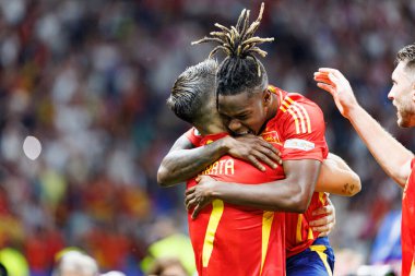 Alvaro Morata, Nico Williams, UEFA Euro 2024 final maçında İspanya ve İngiltere milli takımları arasında Berlin Olimpiyat Stadyumu 'nda gol attıktan sonra kutlama yaparken görüldü (Maciej Rogowski))