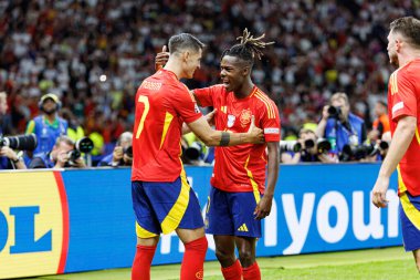 Alvaro Morata, Nico Williams, UEFA Euro 2024 final maçında İspanya ve İngiltere milli takımları arasında Berlin Olimpiyat Stadyumu 'nda gol attıktan sonra kutlama yaparken görüldü (Maciej Rogowski))