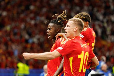Nico Williams, Lamine Yamal, Dani Olmo, UEFA Euro 2024 final maçında İspanya ve İngiltere milli takımları arasında Berlin Olimpiyat Stadyumu 'nda gol attıktan sonra kutlama yaparken görüldü (Maciej Rogowski))