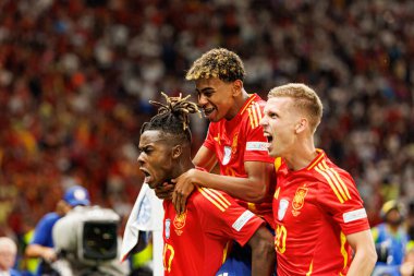Nico Williams, Lamine Yamal, Dani Olmo, UEFA Euro 2024 final maçında İspanya ve İngiltere milli takımları arasında Berlin Olimpiyat Stadyumu 'nda gol attıktan sonra kutlama yaparken görüldü (Maciej Rogowski))