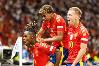 Nico Williams, Lamine Yamal, Dani Olmo, UEFA Euro 2024 final maçında İspanya ve İngiltere milli takımları arasında Berlin Olimpiyat Stadyumu 'nda gol attıktan sonra kutlama yaparken görüldü (Maciej Rogowski))