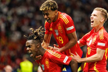 Nico Williams, Lamine Yamal, Dani Olmo, UEFA Euro 2024 final maçında İspanya ve İngiltere milli takımları arasında Berlin Olimpiyat Stadyumu 'nda gol attıktan sonra kutlama yaparken görüldü (Maciej Rogowski))