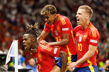 Nico Williams, Lamine Yamal, Dani Olmo, UEFA Euro 2024 final maçında İspanya ve İngiltere milli takımları arasında Berlin Olimpiyat Stadyumu 'nda gol attıktan sonra kutlama yaparken görüldü (Maciej Rogowski))