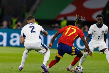 Kyle Walker, Nico Williams UEFA Euro 2024 final maçında İspanya ve İngiltere milli takımları arasında Olympiastadium, Berlin, Almanya 'da görüldü (Maciej Rogowski)