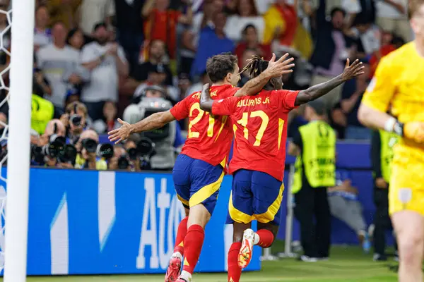 Mikel Oyarzabal ve Nico Williams, UEFA Euro 2024 final maçında İspanya ve İngiltere milli takımları arasında Almanya 'nın başkenti Berlin' de oynanan Olimpiyat Stadyumu 'nda gol attıktan sonra kutlama yaptılar (Maciej Rogowski))