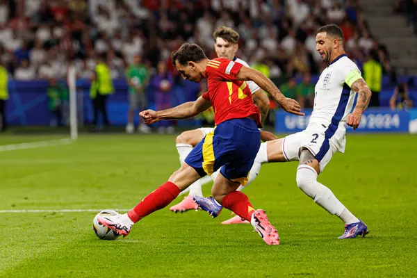 Mikel Oyarzabal, Kyle Walker UEFA Euro 2024 final maçında İspanya ve İngiltere milli takımları arasında Berlin Olimpiyat Stadyumu 'nda görüldü (Maciej Rogowski))