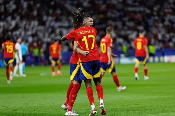 Alvaro Morata, Nico Williams, UEFA Euro 2024 final maçında İspanya ve İngiltere milli takımları arasında Berlin Olimpiyat Stadyumu 'nda gol attıktan sonra kutlama yaparken görüldü (Maciej Rogowski))