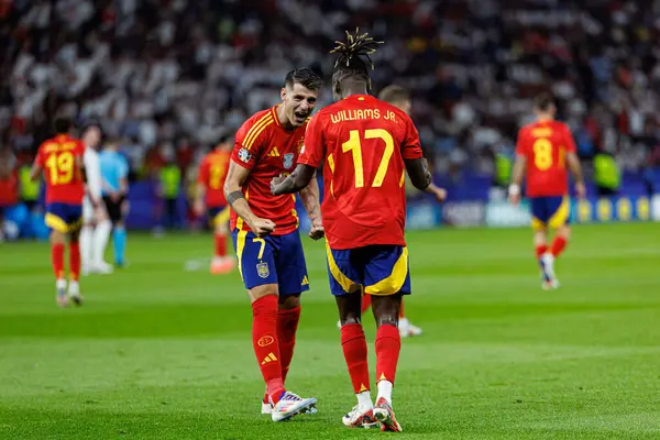 Alvaro Morata, Nico Williams, UEFA Euro 2024 final maçında İspanya ve İngiltere milli takımları arasında Berlin Olimpiyat Stadyumu 'nda gol attıktan sonra kutlama yaparken görüldü (Maciej Rogowski))