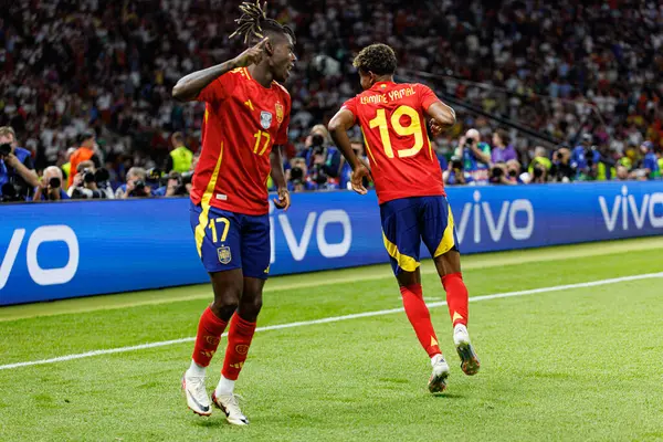 Nico Williams, Lamine Yamal, İspanya ve İngiltere milli takımları arasında Berlin Olimpiyat Stadyumu 'nda oynanan UEFA Euro 2024 final maçında gol attıktan sonra kutlama yaparken görüldü (Maciej Rogowski)