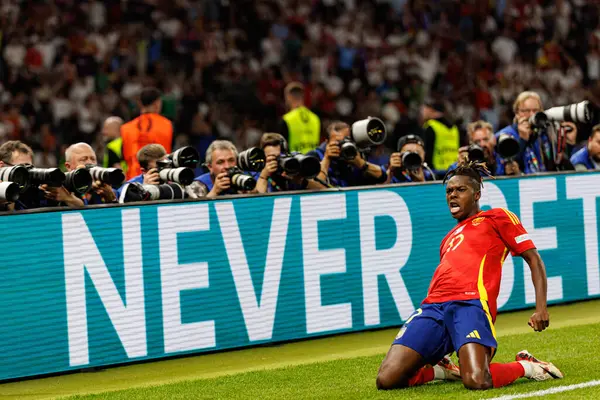 Nico Williams, İspanya ve İngiltere milli takımları arasında Almanya 'nın başkenti Berlin' de oynanan 2024 UEFA Euro 2024 final maçında gol attıktan sonra kutlama yaparken görüldü. (Maciej Rogowski))