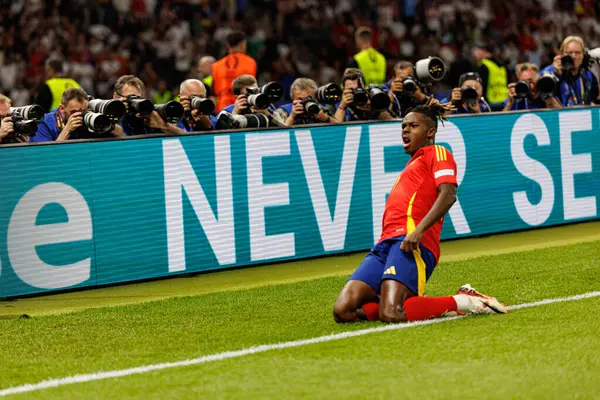 Nico Williams, İspanya ve İngiltere milli takımları arasında Almanya 'nın başkenti Berlin' de oynanan 2024 UEFA Euro 2024 final maçında gol attıktan sonra kutlama yaparken görüldü. (Maciej Rogowski))