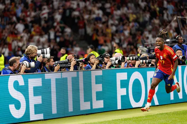 Nico Williams, İspanya ve İngiltere milli takımları arasında Almanya 'nın başkenti Berlin' de oynanan 2024 UEFA Euro 2024 final maçında gol attıktan sonra kutlama yaparken görüldü. (Maciej Rogowski))
