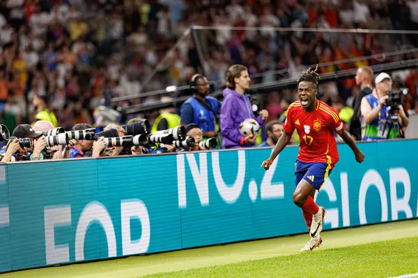 Nico Williams, İspanya ve İngiltere milli takımları arasında Almanya 'nın başkenti Berlin' de oynanan 2024 UEFA Euro 2024 final maçında gol attıktan sonra kutlama yaparken görüldü. (Maciej Rogowski))