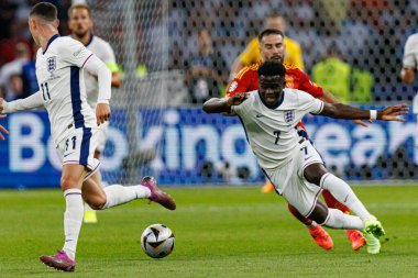 Bukayo Saka, Dani Carvajal UEFA Euro 2024 final maçında İspanya ve İngiltere milli takımları arasında Berlin Olimpiyat Stadyumu 'nda görüldü (Maciej Rogowski))