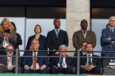 Viktor Orban (soldan ikinci), Patrick Kluivert, Sol Campbell UEFA Euro 2024 final maçında İspanya ve İngiltere milli takımları arasında Olympiastadium, Berlin, Almanya 'da görüldü (Maciej Rogowski))