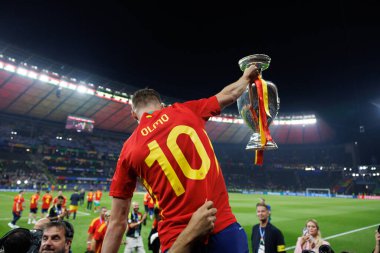 Dani Olmo, UEFA Euro 2024 final maçında İspanya ve İngiltere milli takımları arasında Berlin Olimpiyat Stadyumu 'nda kupa ile kutlama yaparken görüldü (Maciej Rogowski))