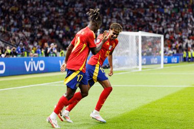 Nico Williams, Lamine Yamal, UEFA Euro 2024 final maçında İspanya ve İngiltere milli takımları arasında Almanya 'nın başkenti Berlin' de oynanan final maçında gol attıktan sonra kutlama yaparken görüldü (Maciej Rogowski))