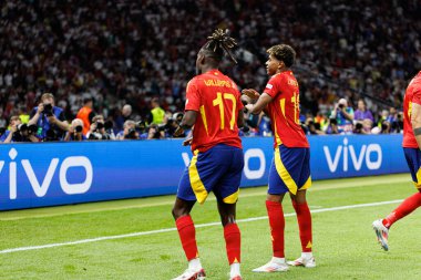 Nico Williams, Lamine Yamal, UEFA Euro 2024 final maçında İspanya ve İngiltere milli takımları arasında Almanya 'nın başkenti Berlin' de oynanan final maçında gol attıktan sonra kutlama yaparken görüldü (Maciej Rogowski))