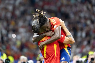 Nico Williams, Alvaro Morata, UEFA Euro 2024 final maçında İspanya ve İngiltere milli takımları arasında Almanya 'nın başkenti Berlin' de oynanan Olympiastadium 'da gol attıktan sonra kutlama yaparken görüldü (Maciej Rogowski))