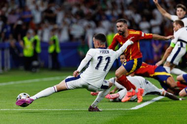 Phil Foden, Dani Carvajal UEFA Euro 2024 final maçında İspanya ve İngiltere milli takımları arasında Berlin Olimpiyat Stadyumu 'nda görüldü (Maciej Rogowski))