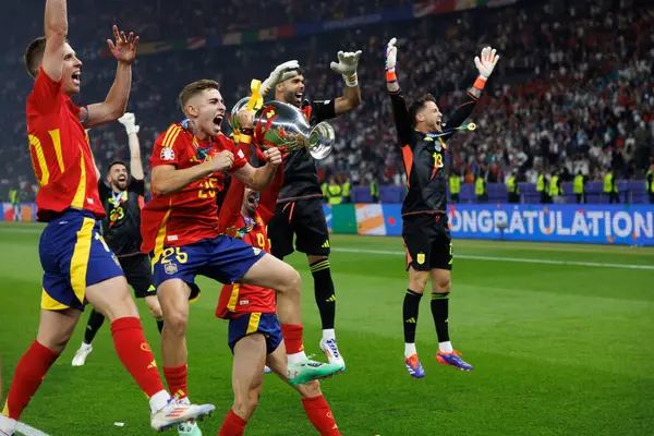 İspanya 'nın oyuncuları UEFA Euro 2024 final maçında İspanya ve İngiltere milli takımları arasında Berlin, Almanya' da Olimpiyat Stadyumu 'nda kutlama yaparken görüldü (Maciej Rogowski))