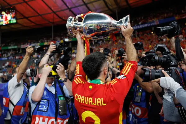 Dani Carvajal, İspanya ve İngiltere milli takımları arasında Almanya 'nın başkenti Berlin' de oynanan 2024 Avrupa Futbol Şampiyonası final maçında kupayla kutlama yaparken görüldü (Maciej Rogowski))