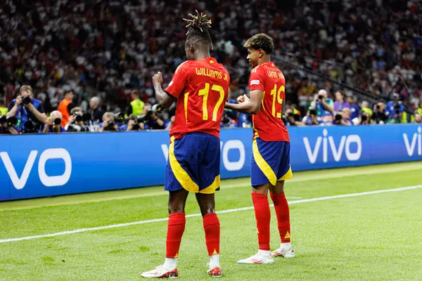Nico Williams, Lamine Yamal, UEFA Euro 2024 final maçında İspanya ve İngiltere milli takımları arasında Almanya 'nın başkenti Berlin' de oynanan final maçında gol attıktan sonra kutlama yaparken görüldü (Maciej Rogowski))
