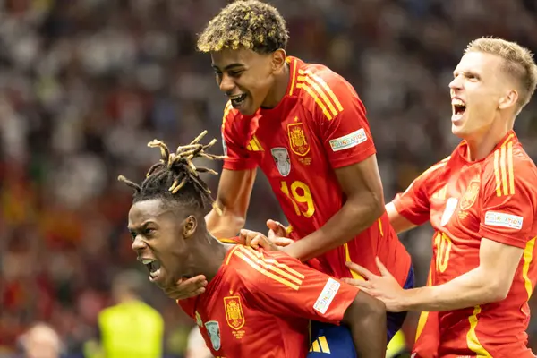 Nico Williams, İspanya ve İngiltere milli takımları arasında Almanya 'nın başkenti Berlin' de oynanan 2024 UEFA Euro 2024 final maçında gol attıktan sonra kutlama yaparken görüldü. (Maciej Rogowski))