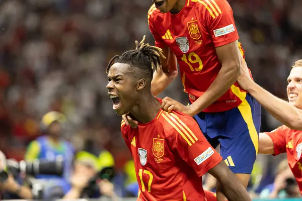 Nico Williams, İspanya ve İngiltere milli takımları arasında Almanya 'nın başkenti Berlin' de oynanan 2024 UEFA Euro 2024 final maçında gol attıktan sonra kutlama yaparken görüldü. (Maciej Rogowski))