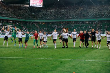 Legia takımı, Polonya 'nın başkenti Varşova' da Stadion Miejski Legii Warszawa 'da oynayan Legia Warszawa ve Zaglebie Lubin takımları arasında oynanan PKO BP Ekstraklasa maçını kazanmasını kutluyor. (Maciej Rogowski))