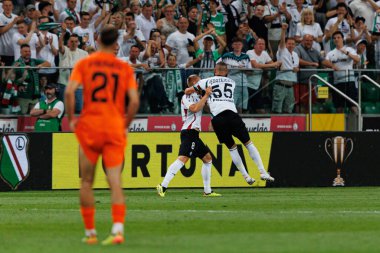 Rafal Augustyniak, Artur Jedrzejczyk, Stadion Miejski Legii Warszawa, Varşova, Polonya 'daki Legia Warszawa ve Zaglebie Lubin takımları arasında oynanan PKO BP Ekstraklasa maçında gol attıktan sonra bunu kutluyor. (Maciej Rogowski))