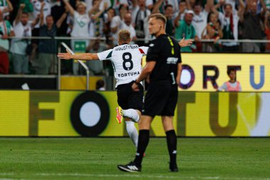 Rafal Augustyniak, Stadyum Miejski Legii Warszawa 'daki Legia Warszawa ve Zaglebie Lubin takımları arasındaki PKO BP Ekstraklasa maçında attığı golü kutluyor. (Maciej Rogowski))