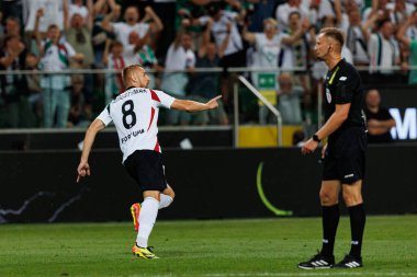 Rafal Augustyniak, Stadyum Miejski Legii Warszawa 'daki Legia Warszawa ve Zaglebie Lubin takımları arasındaki PKO BP Ekstraklasa maçında attığı golü kutluyor. (Maciej Rogowski))