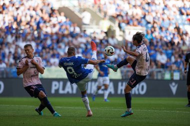 Mikael Ishak ve hentbol Soichiro Kozuki PKO BP Ekstraklasa maçında Enea Stadion, Poznan, Polonya (Maciej Rogowski) takımları arasında oynanan Lech Poznan ve Gornik Zabrze maçında)