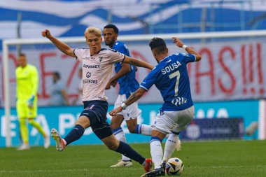 Aleksander Buksa, Afonso Sousa PKO BP Ekstraklasa maçı sırasında Enea Stadion, Poznan, Polonya 'daki Lech Poznan ve Gornik Zabrze takımları arasında oynanmıştır (Maciej Rogowski)