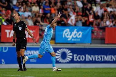 Cihan Cenak, Avrupa Ligi ikinci tur eleme maçında Slovakya 'nın Stadyum MFK Ruzomberok kentinde MFK Ruzomberok ve Trabzonspor takımları arasında attığı golü kutluyor. (Maciej Rogowski))