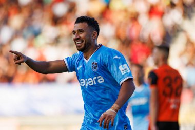 Mahmoud Trezeguet, Avrupa Ligi ikinci tur eleme maçında Slovakya 'nın Stadyum MFK Ruzomberok kentinde MFK Ruzomberok ve Trabzonspor takımları arasında attığı golü kutluyor (Maciej Rogowski))