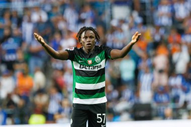 Geovany Quenda, Estadio Municipal de Aveiro 'daki Sporting CP ve FC Porto takımları arasında oynanan Supertaca Candido de Oliveira 2024 maçında attığı golü kutluyor.