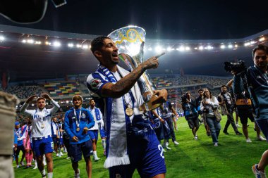 Porto takımı Supertaca Candido de Oliveira 2024 maçında Portekiz 'in Aveiro kentindeki Estadio Municipal de Aveiro takımları arasında kutlama yaparken görüldü (Maciej Rogowski)