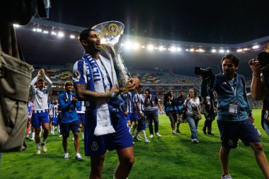 Porto takımı Supertaca Candido de Oliveira 2024 maçında Portekiz 'in Aveiro kentindeki Estadio Municipal de Aveiro takımları arasında kutlama yaparken görüldü (Maciej Rogowski)