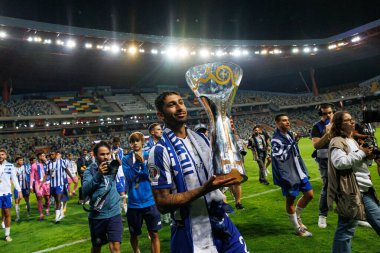 Porto takımı Supertaca Candido de Oliveira 2024 maçında Portekiz 'in Aveiro kentindeki Estadio Municipal de Aveiro takımları arasında kutlama yaparken görüldü (Maciej Rogowski)