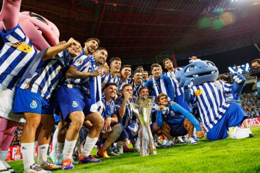 Porto takımı Supertaca Candido de Oliveira 2024 maçında Portekiz 'in Aveiro kentindeki Estadio Municipal de Aveiro takımları arasında kutlama yaparken görüldü (Maciej Rogowski)