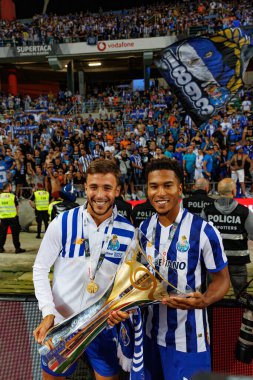 Nico Gonzalez, Danny Namaso Supertaca Candido de Oliveira 2024 maçında Estadio Municipal de Aveiro, Portekiz 'deki FC Porto takımları arasında kutlama yaparken görüldü (Maciej Rogowski))