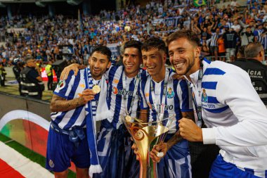 Alan Varela, Fran Navarro, İvan Jaime, Nico Gonzalez Supertaca Candido de Oliveira 2024 maçında Estadio Municipal de Aveiro, Portekiz 'deki takımlar arasında kutlama yaparken görüldü (Maciej Rogowski))
