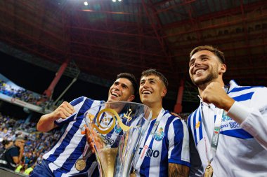 Fran Navarro, İvan Jaime, Nico Gonzalez Supertaca Candido de Oliveira 2024 maçında Portekiz 'in Estadio Municipal de Aveiro kentinde Sporting CP ve FC Porto takımları arasında kutlama yaparken görüldü (Maciej Rogowski))