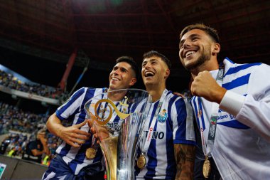 Fran Navarro, İvan Jaime, Nico Gonzalez Supertaca Candido de Oliveira 2024 maçında Portekiz 'in Estadio Municipal de Aveiro kentinde Sporting CP ve FC Porto takımları arasında kutlama yaparken görüldü (Maciej Rogowski))