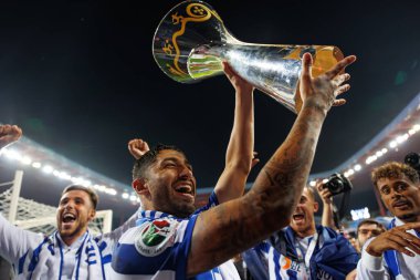 Alan Varela, Supertaca Candido de Oliveira 2024 maçında Portekiz 'in Estadio Municipal de Aveiro kentinde bulunan Sporting CP ve FC Porto takımları arasında kutlama yaparken görüldü (Maciej Rogowski)