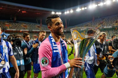 Diogo Costa Supertaca Candido de Oliveira 2024 maçında Portekiz 'in Aveiro kentindeki Estadio Municipal de Aveiro takımları arasında kutlama yaparken görüldü (Maciej Rogowski)