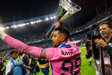 Diogo Costa Supertaca Candido de Oliveira 2024 maçında Portekiz 'in Aveiro kentindeki Estadio Municipal de Aveiro takımları arasında kutlama yaparken görüldü (Maciej Rogowski)