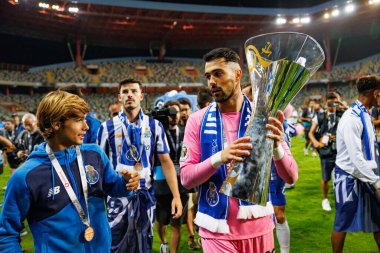 Rodrigo Mora, Diogo Costa Supertaca Candido de Oliveira 2024 maçında Estadio Municipal de Aveiro, Portekiz 'deki FC Porto takımları arasında kutlama yaparken görüldü (Maciej Rogowski))